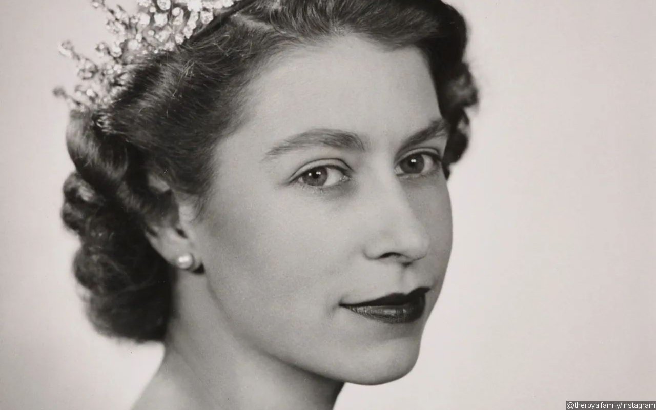 End marks. Елизавета 2 в молодости. Elizabeth 2 в молодости. Королева Елизавета 2 молодая. Королева Елизавета в молодости.