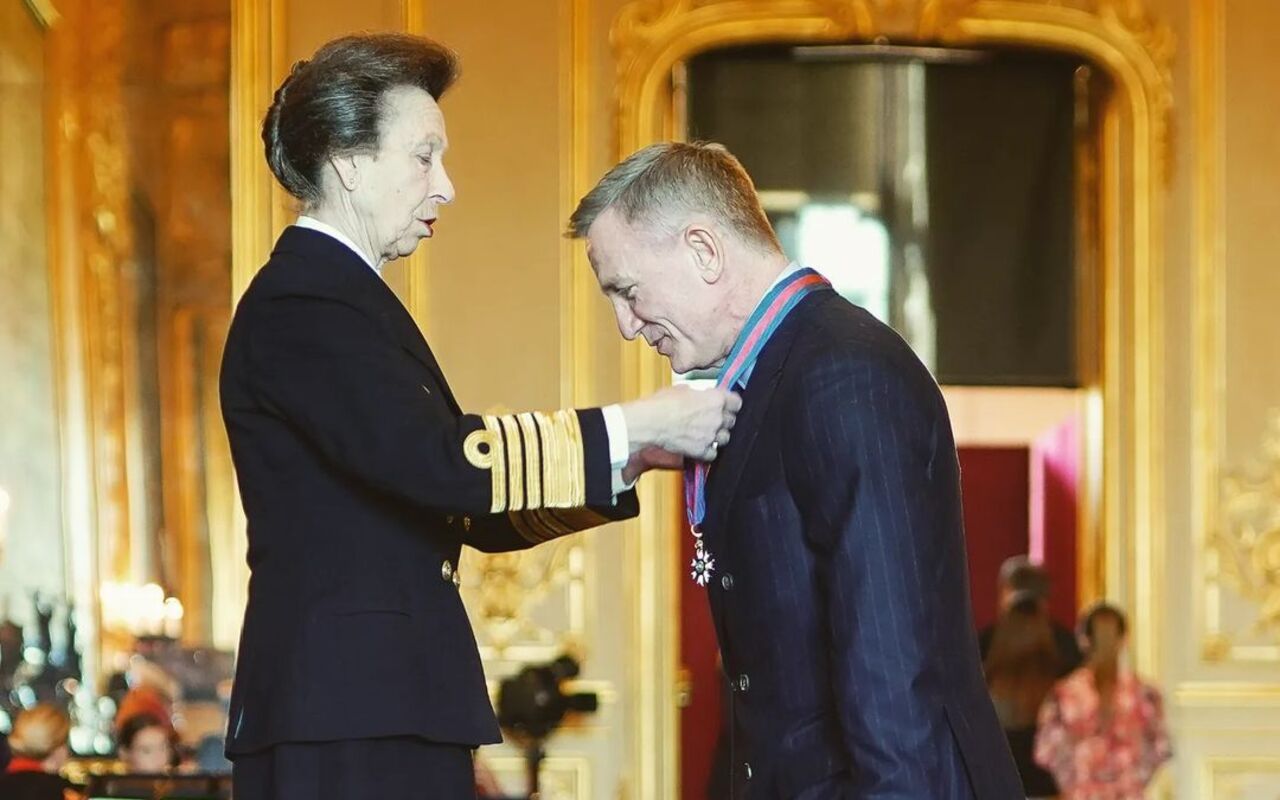 Daniel Craig Receives Same Royal Order as His Onscreen Character James Bond