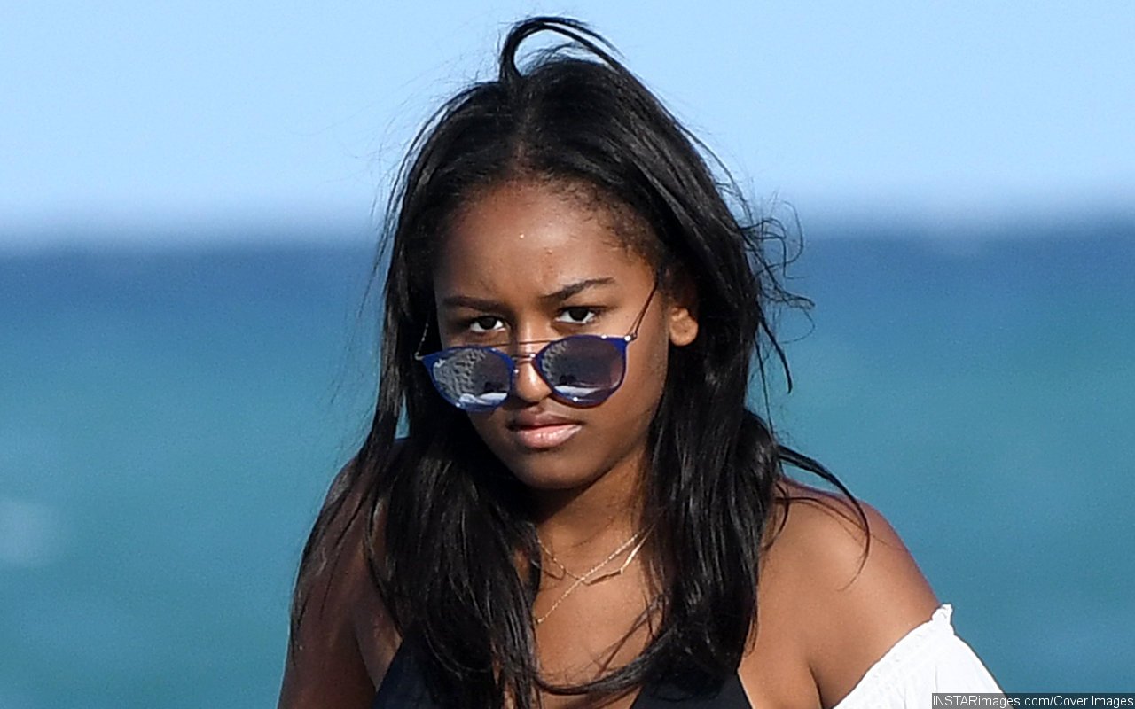 Sasha Obama wears one of the season's trendiest unisex bags