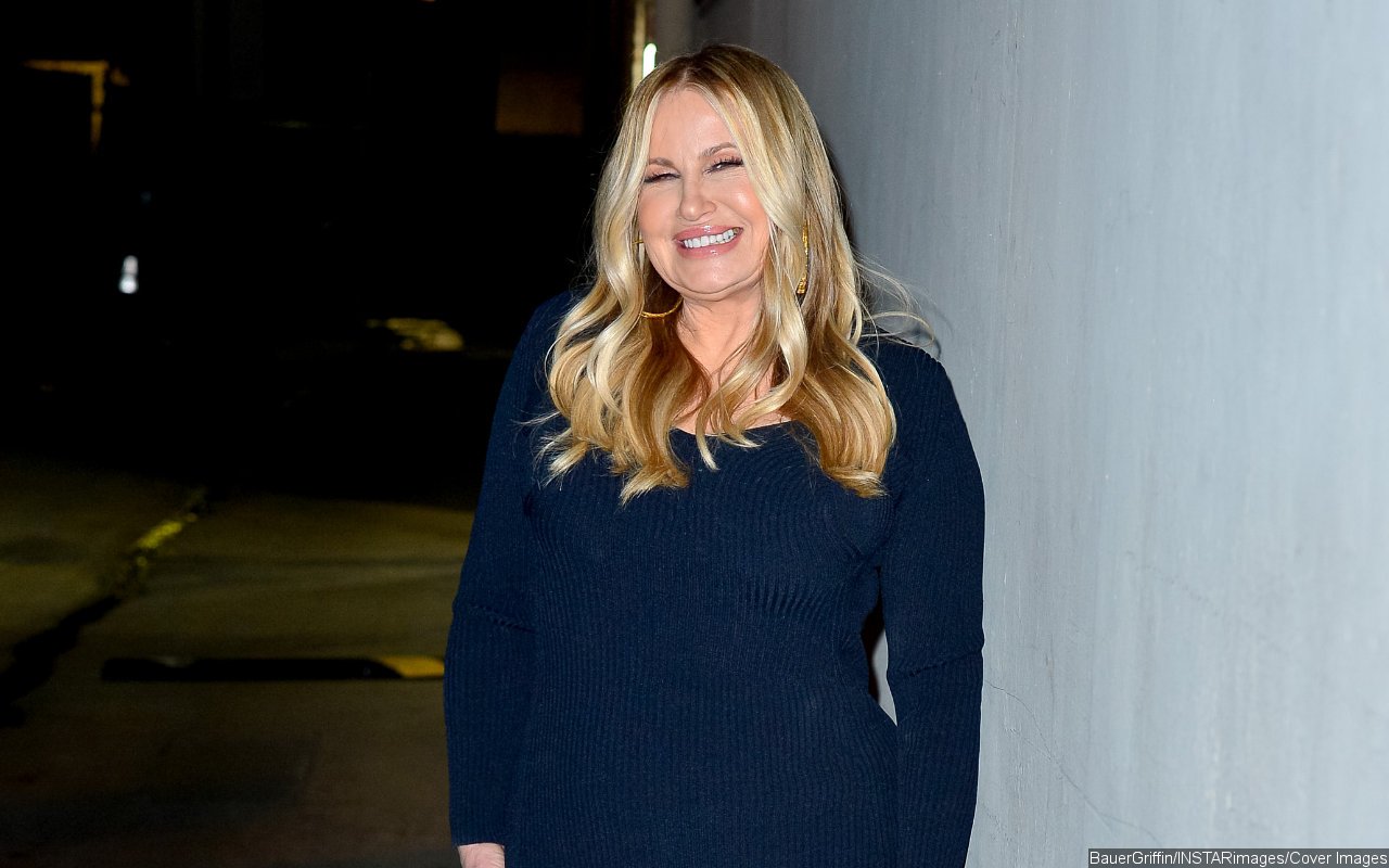 Jennifer Coolidge Detained for Hours in the Airport Due to Passport Issue - Vimarsana News