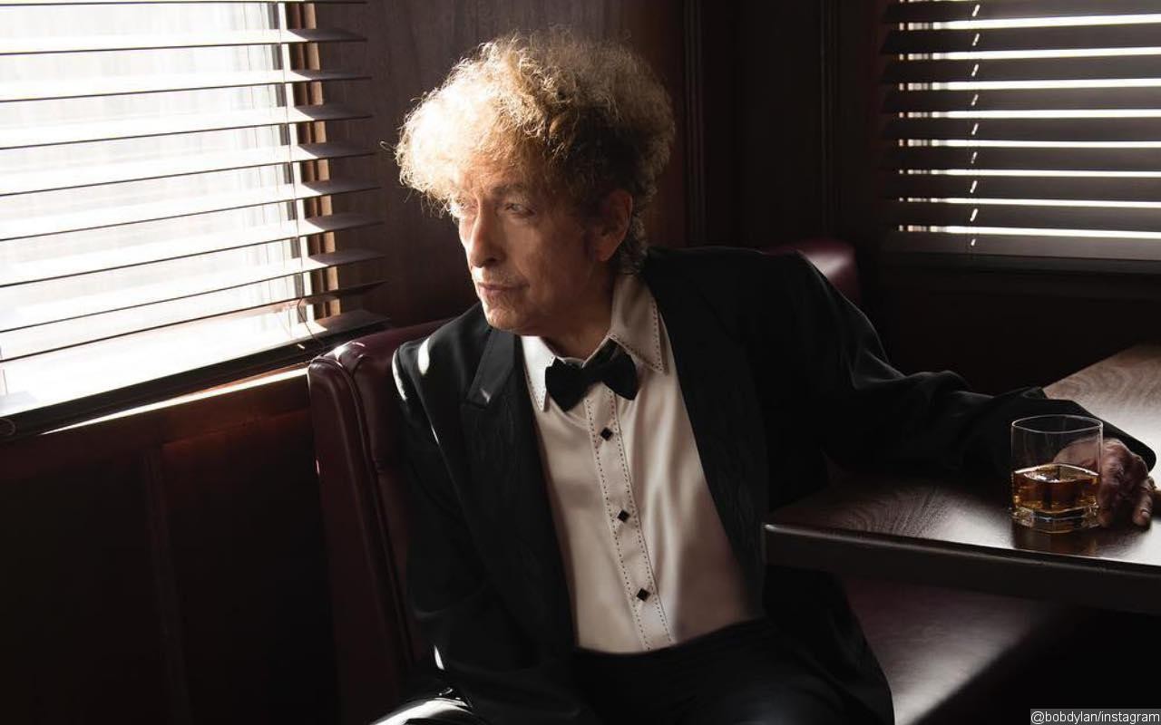 Bob Dylan's Teenage Love Letters Up for Auction