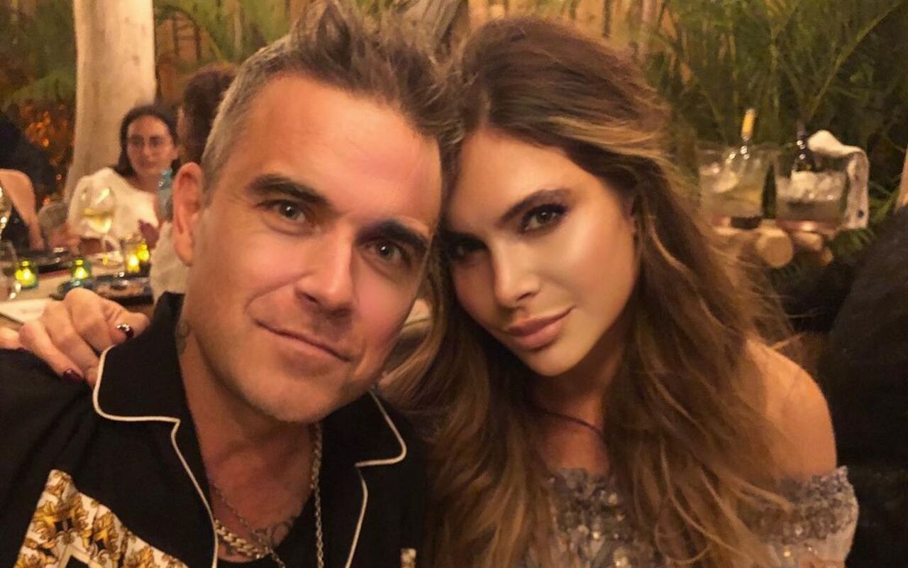 Robbie Williams' Wife Ayda Field Gets 'Freaked Out' in Crowds After