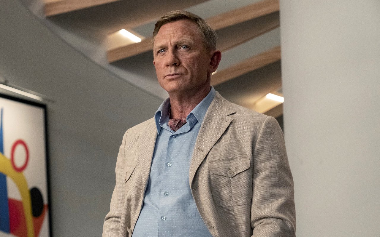 Fans React to Daniel Craig's Gay Partner Reveal in 'Glass Onion'