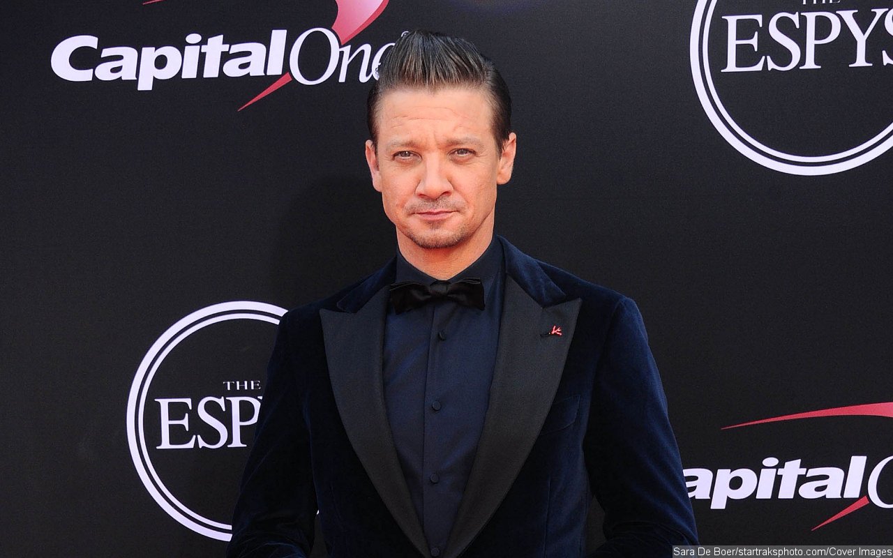 Jeremy Renner Shows Injuries in 1st Photo After Snowplow Accident