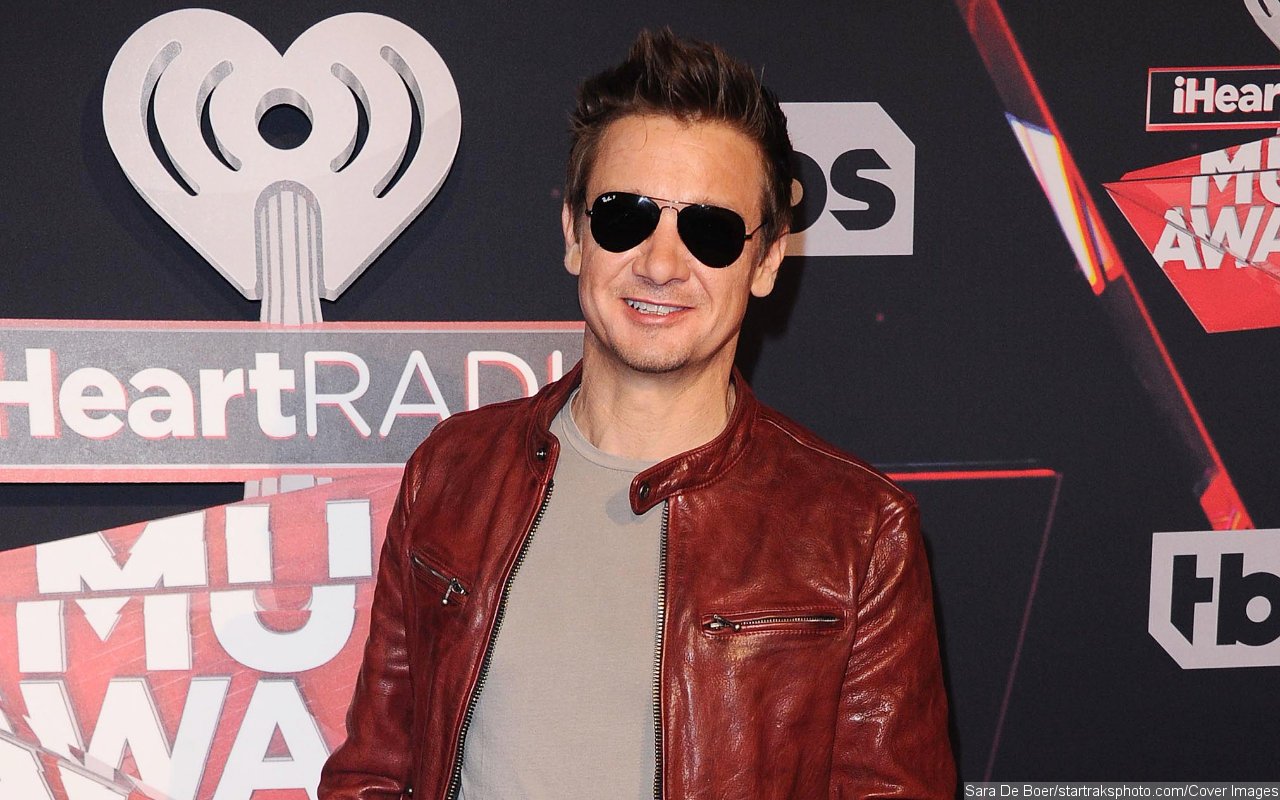 Jeremy Renner Jokes About Not Having Shower for a Week After Snowplow Accident: 'Gross' - Vimarsana News