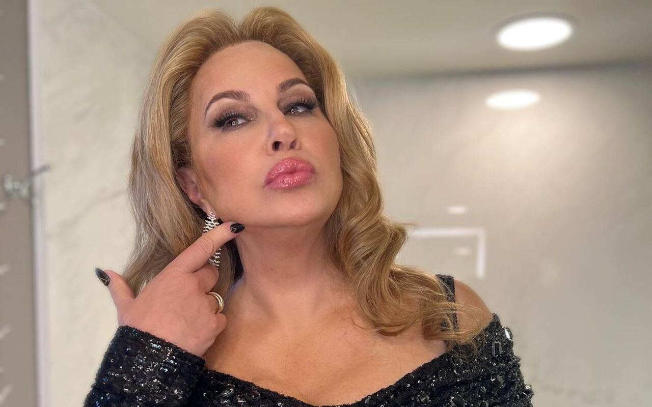 Jennifer Coolidge's 2023 Golden Globes Dress Still Being Made on Eve of the Event