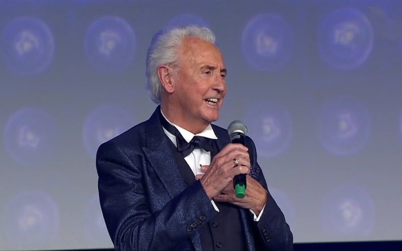 Tony Christie Battles Dementia, Uses Autocue to Remember Lyrics When Performing