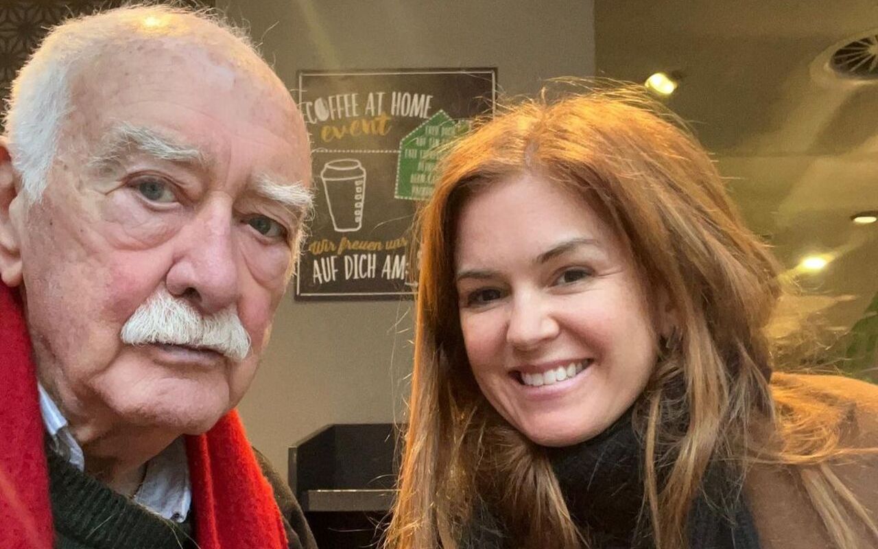 Isla Fisher Mourns Her Dad s Death Calls Him the Greatest Father In 
