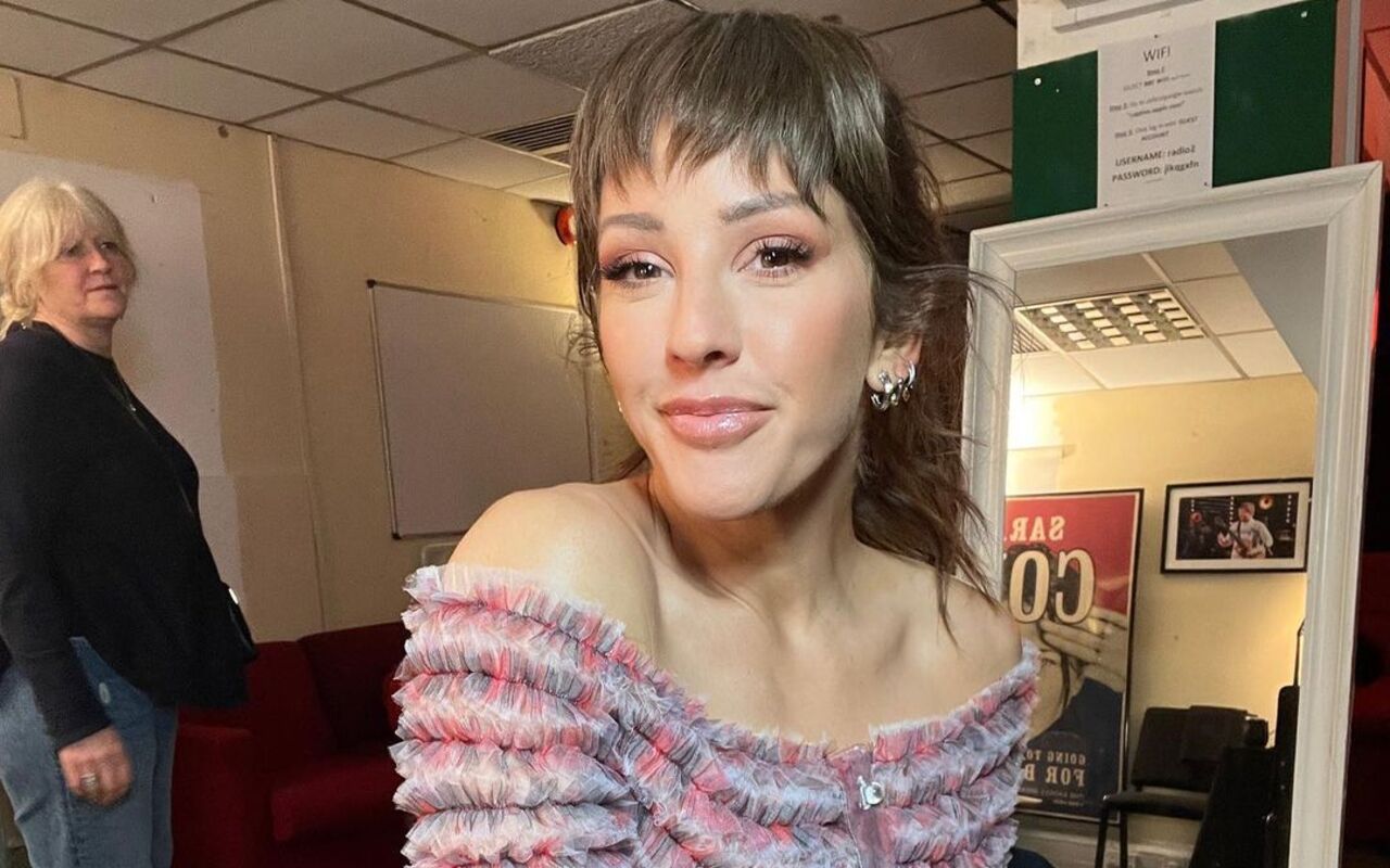 Ellie Goulding Pleads With Fans to Put Away Their Phones During Concert