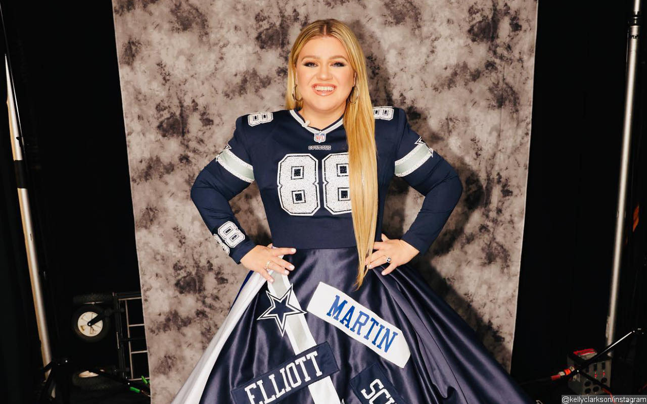 Kelly Clarkson Wears Custom Dallas Cowboys Dress at NFL Honors 2023 – WWD