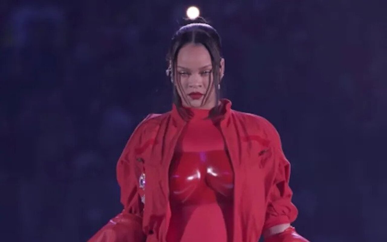 Rihanna Rehearsed Miles Away From Los Angeles to Keep Pregnancy Secret Before Super Bowl
