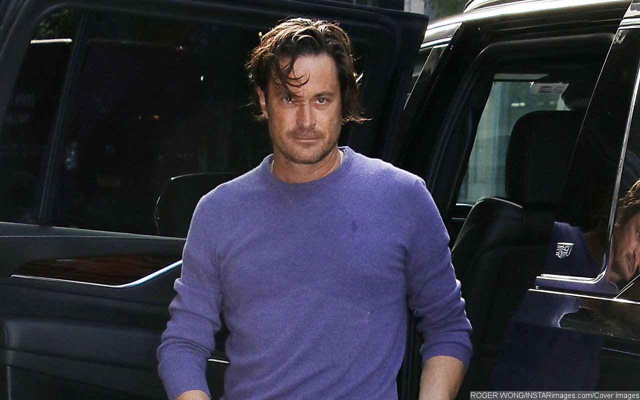 Oliver Hudson Bares All in NSFW Valentine's Day Post