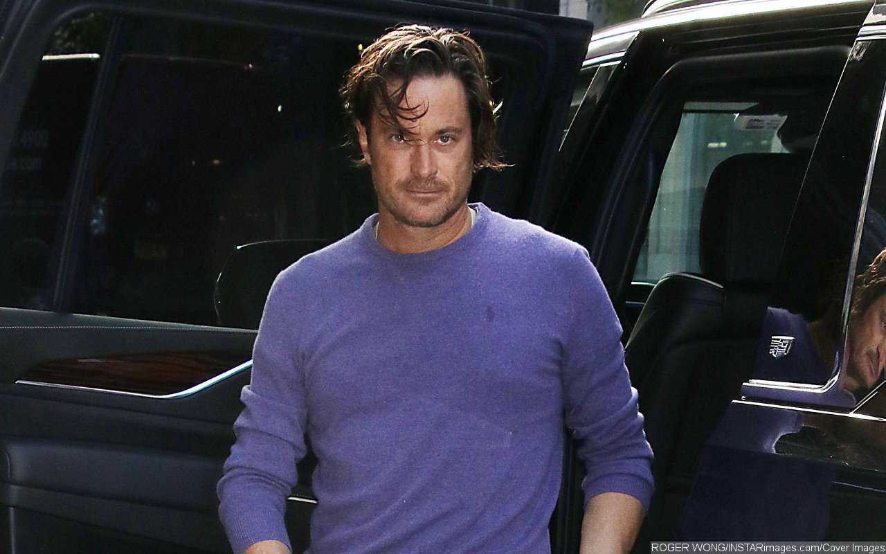 Oliver Hudson Bares All in NSFW Valentine's Day Post - Vimarsana News