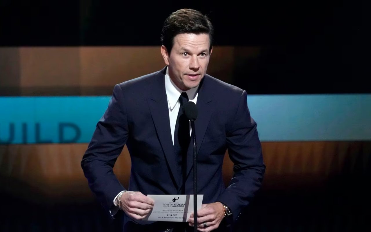 Mark Wahlberg Slammed for Presenting SAG Award to 'Everything Everywhere' Cast After Hate Crimes
