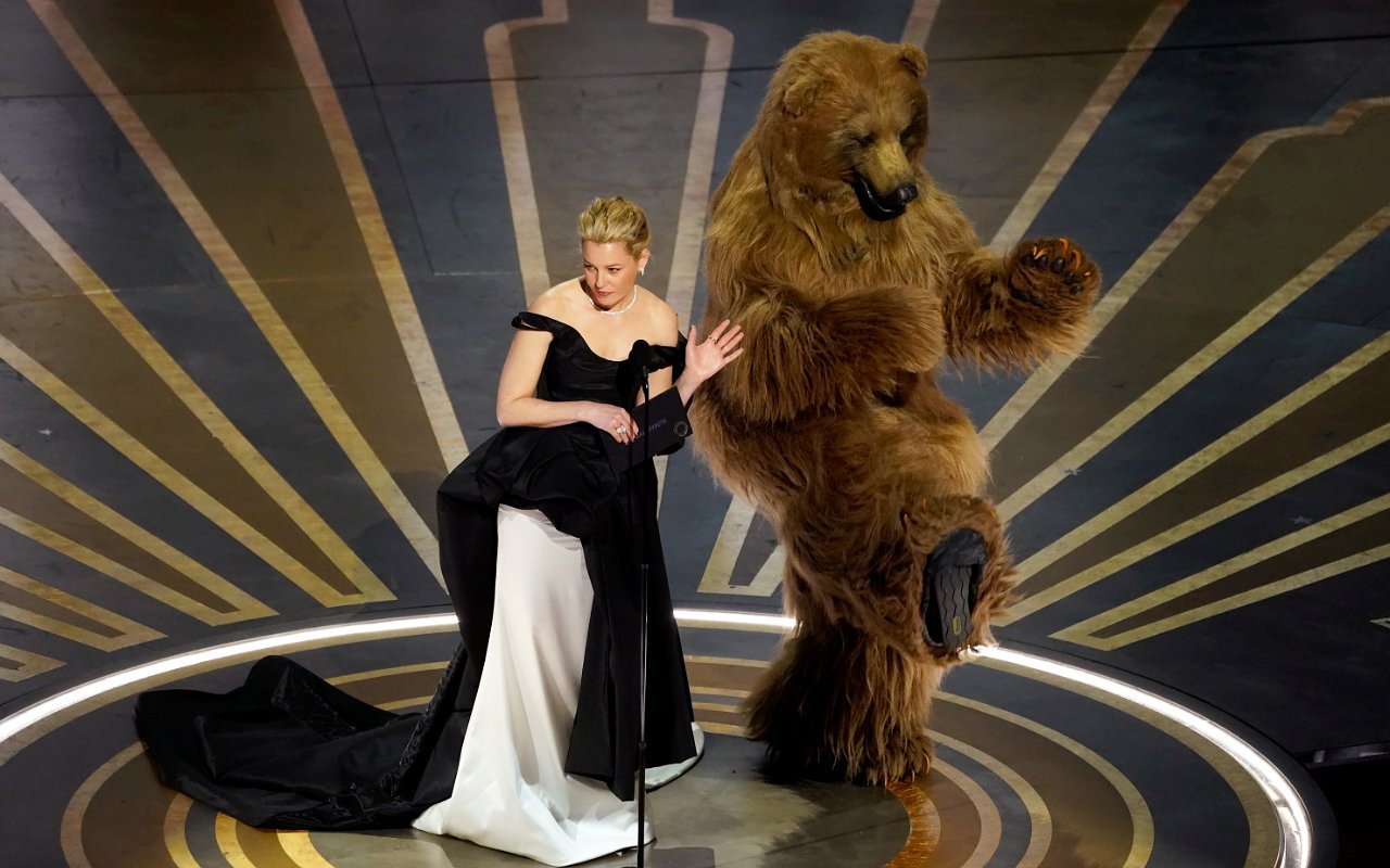 Elizabeth Banks Tripped Over Her 'Cocaine Bear' at Oscars