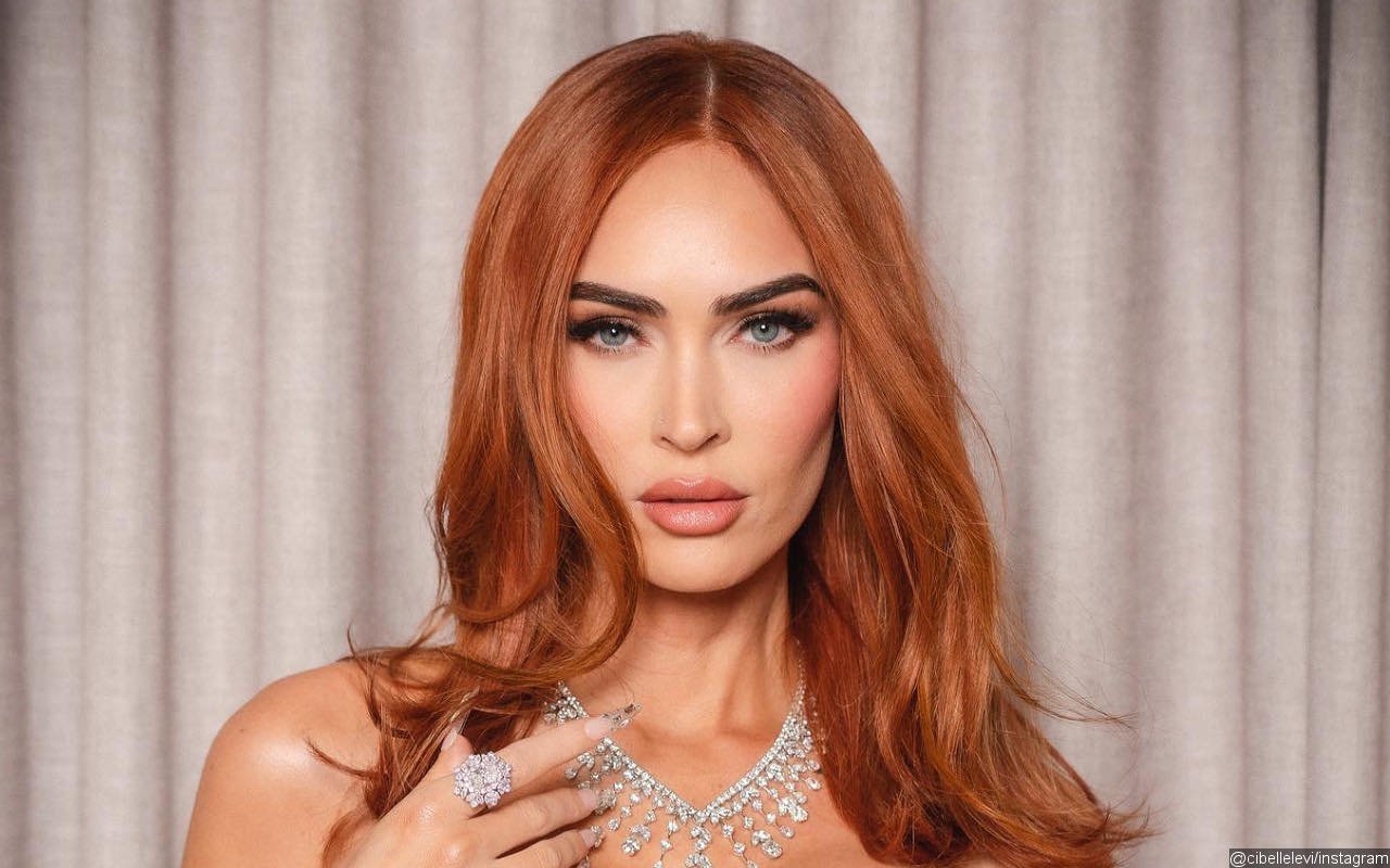 Megan Fox Ditches Engagement Ring as She Attends Vanity Fair Oscars