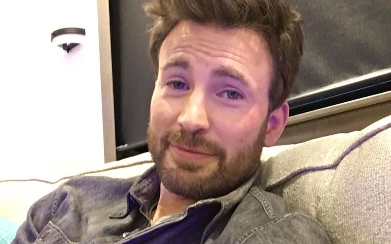 Chris Evans Balks at Hosting 'SNL' Because It's 'Too Much Pressure' for Him