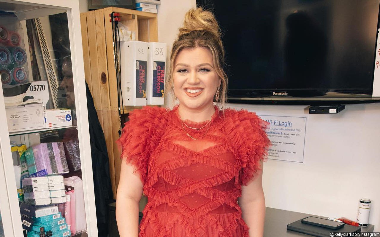 Kelly Clarkson Calls Out Her Ex on New Singles 'Me' and 'Mine'