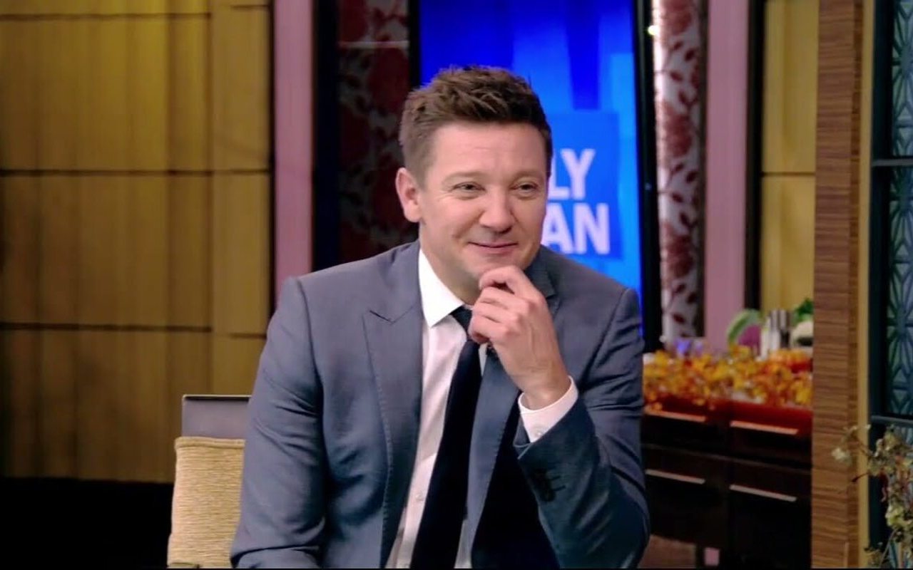 Jeremy Renner's Daughter Leaves Sweet Notes for Recovering Dad in His Workout Area
