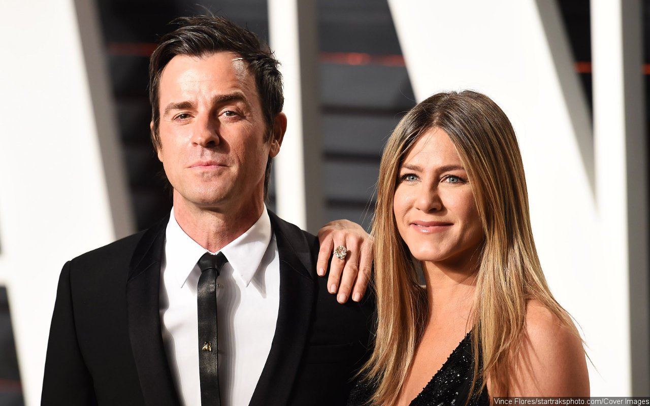 Jennifer Aniston Leaves With a Rose After Dinner With Ex Justin Theroux