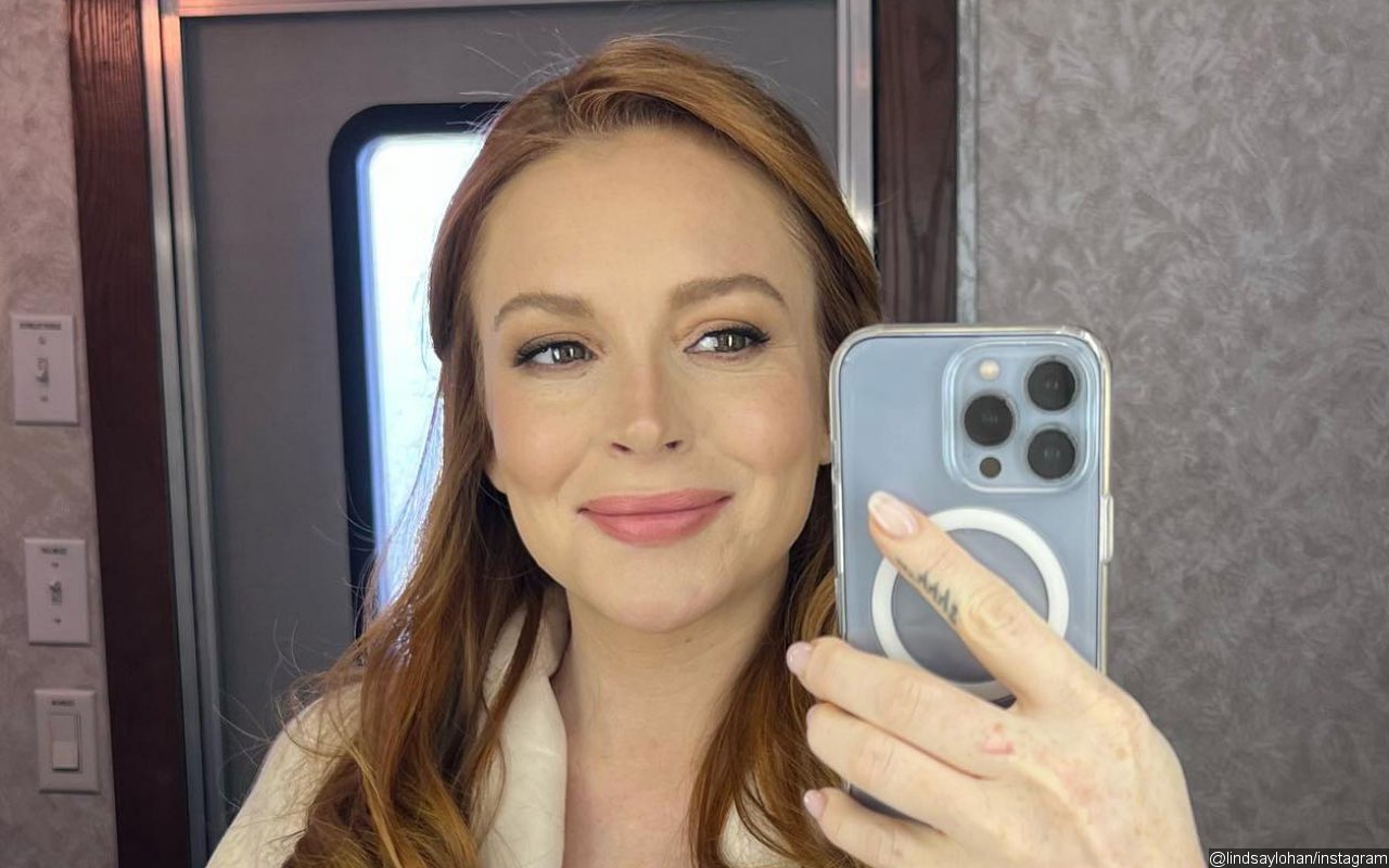 Lindsay Lohan Debuts Baby Bump in New Pic