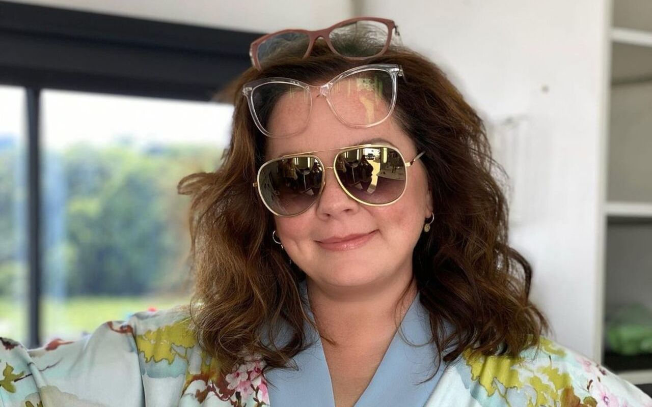 Melissa McCarthy Sunbathed With 'Baby Oil and Tinfoil' to Make Herself