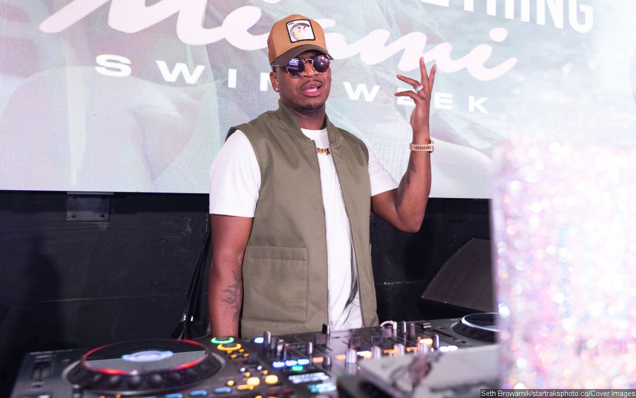 Ne-Yo Claims He's 'Single' Despite PDA With Baby Mama