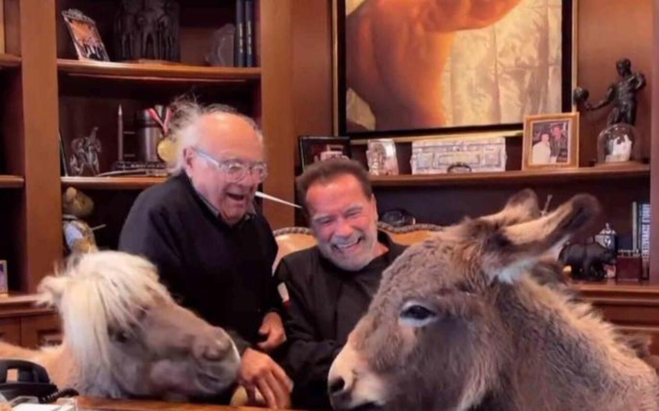 Arnold Schwarzenegger and Danny DeVito Trade Banter at White House Correspondents' Dinner