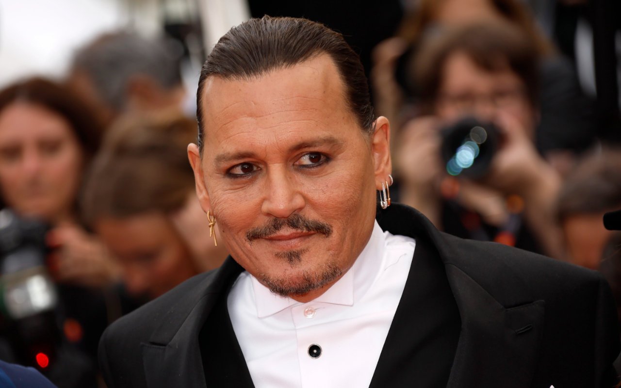 Johnny Depp Moved to Tears After Receiving Standing Ovation at Cannes