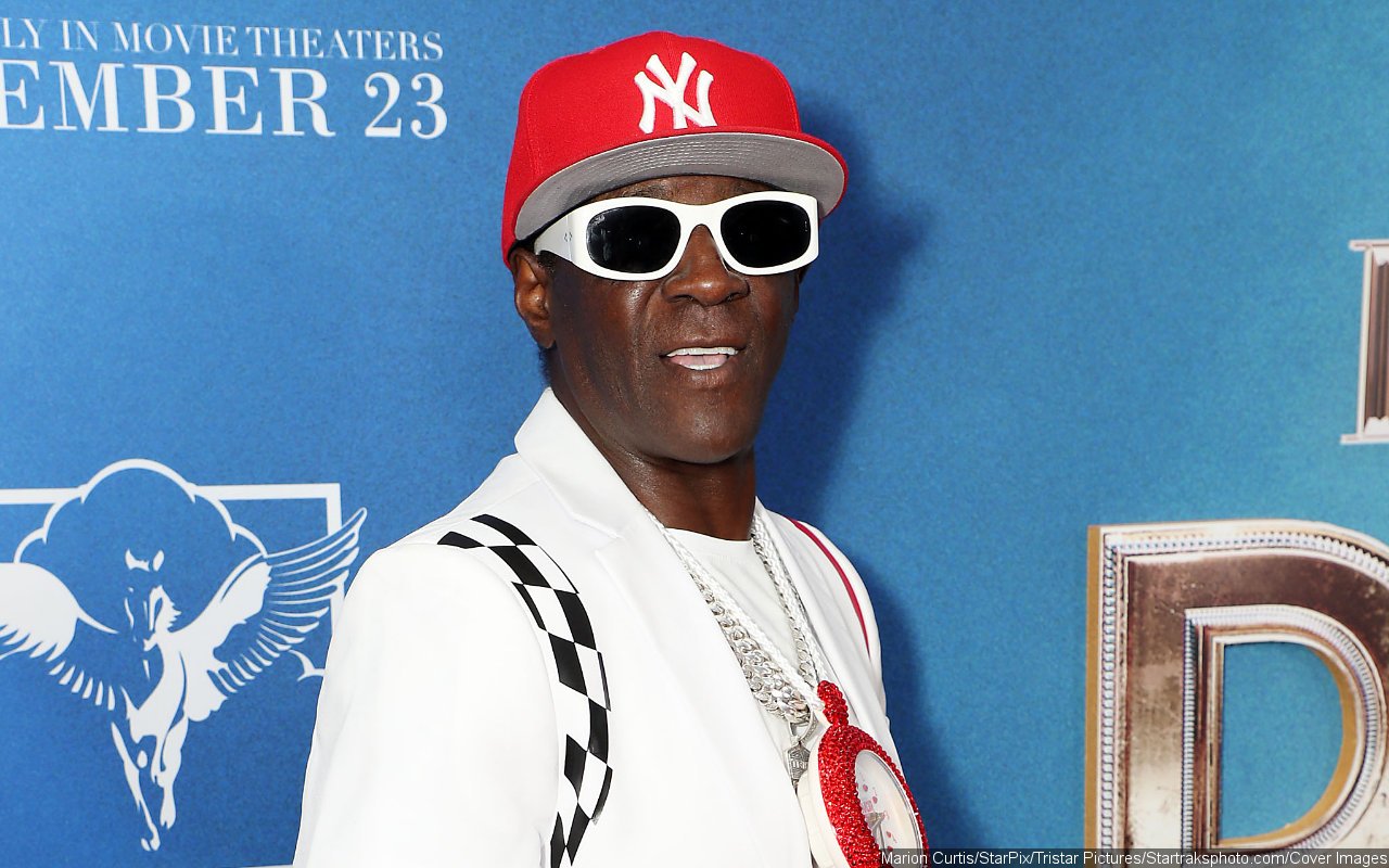 Flavor Flav Supports Writers Strike With Pizza and Burger - Vimarsana News