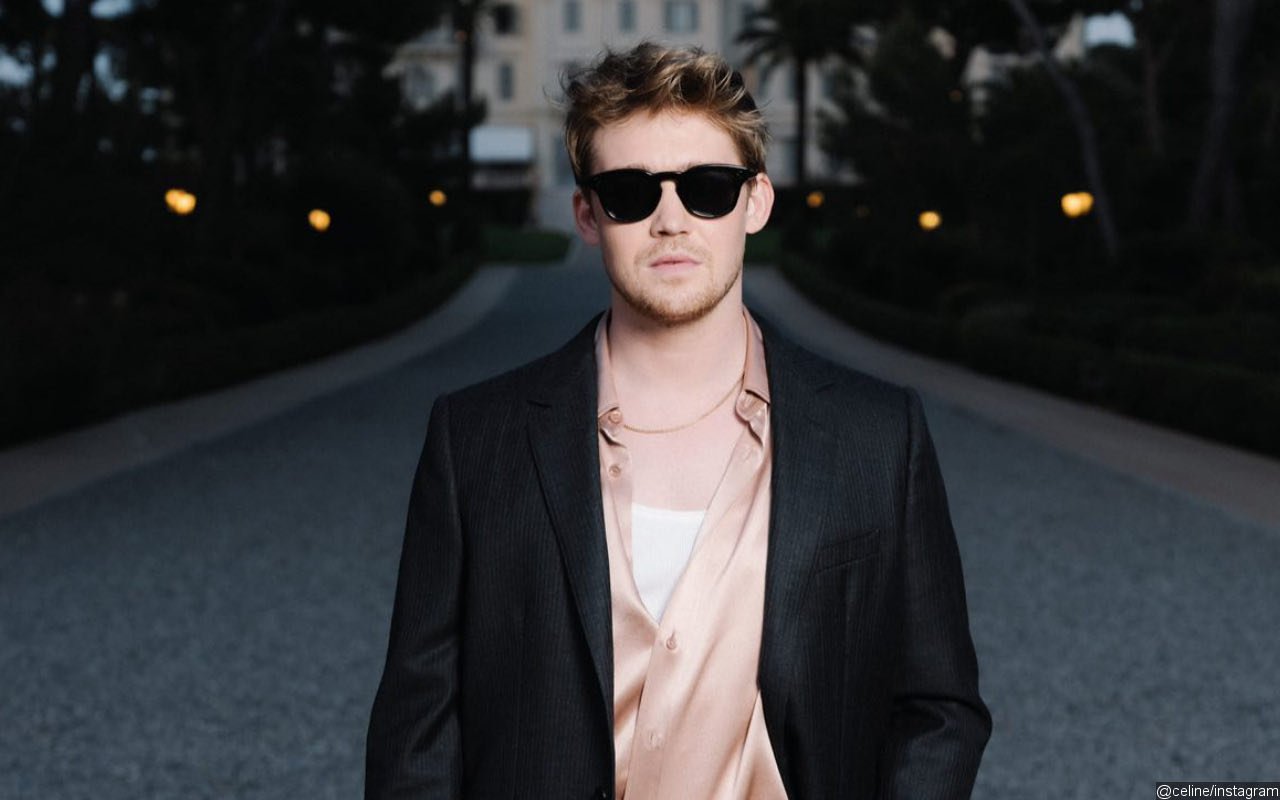 Joe Alwyn Looks Cool in First Public Appearance Since Taylor Swift Breakup