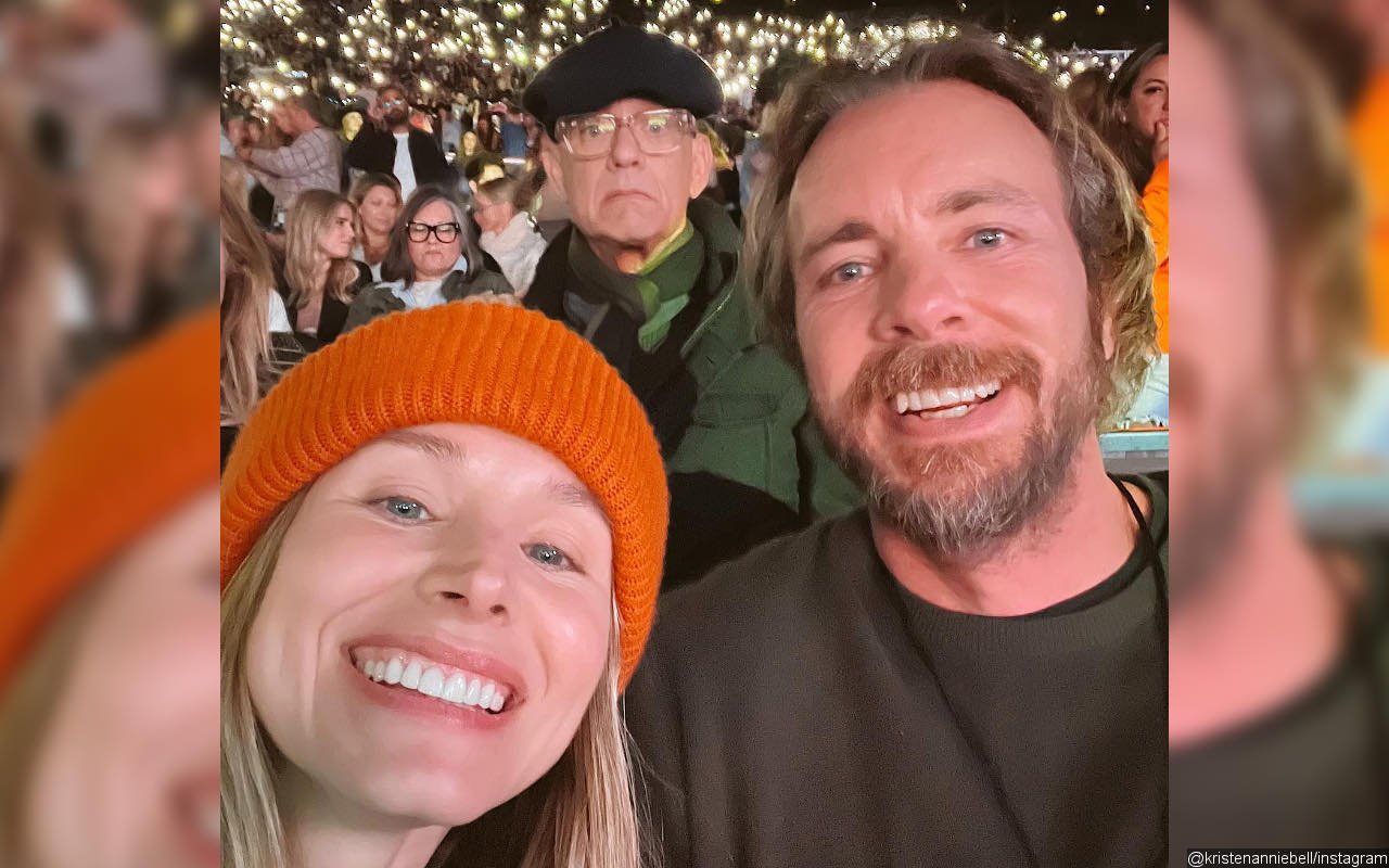 Tom Hanks Hilariously Photobombs Kristen Bell and Dax Shepard at Shania Twain's Concert
