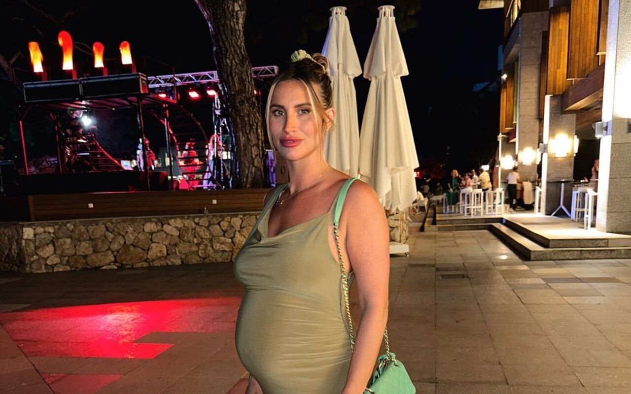 Ferne McCann Loves to Get Naked to Admire Her Pregnancy Curves