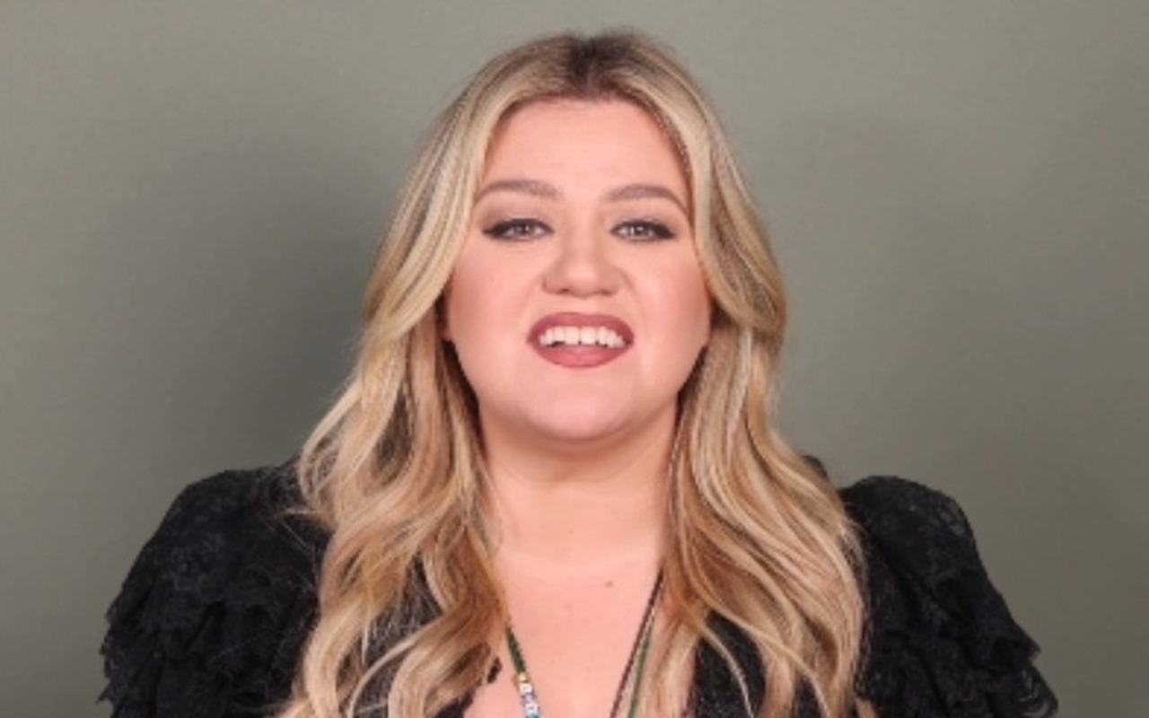 Kelly Clarkson Jokingly Asks Fans to 'Throw Diamonds' at Her During Vegas Residency Show Opener