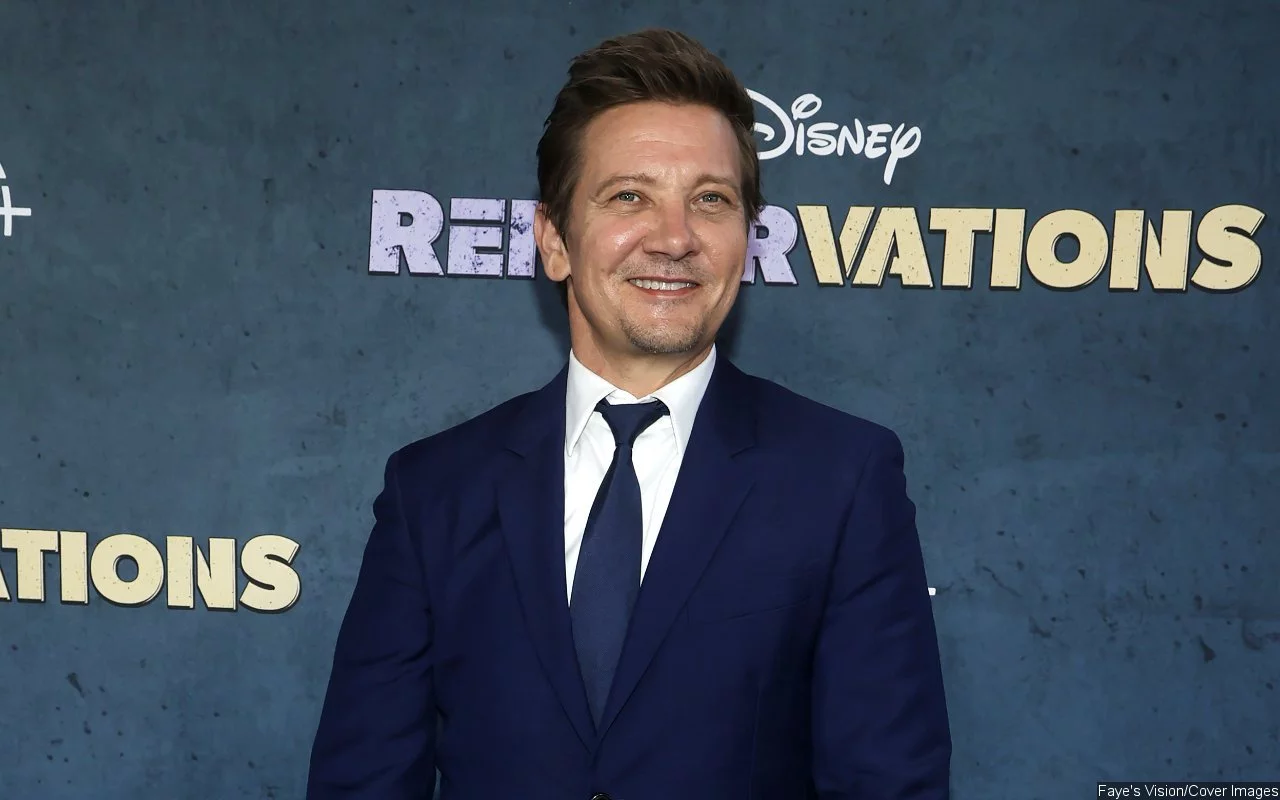 Jeremy Renner Shares Picture of Himself in Hyperbaric Oxygen Chamber Amid Recovery