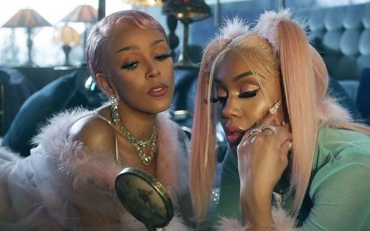 MTV VMAs 2023: Doja Cat Raises Eyebrows With Spider Web Dress, Saweetie Licks Her Bone on Red Carpet