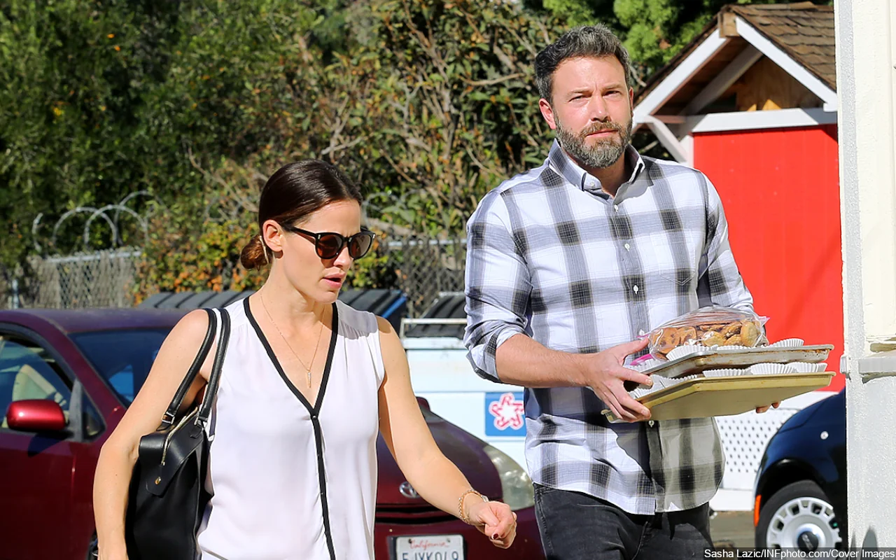 Friendly Exes Jennifer Garner and Ben Affleck Spotted Getting Cuddly Inside a Car