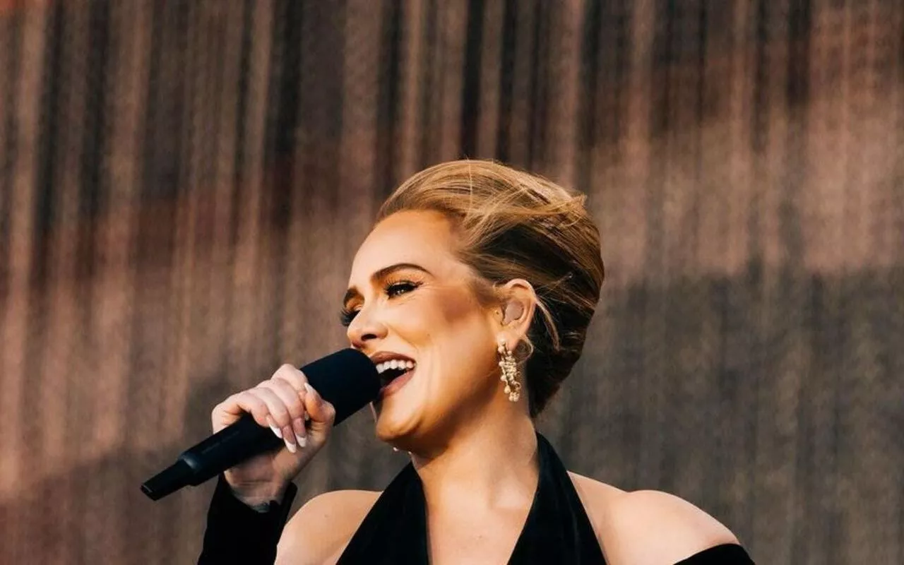 Adele Compares Herself to 'Casper, the Friendly Ghost' Without Tan
