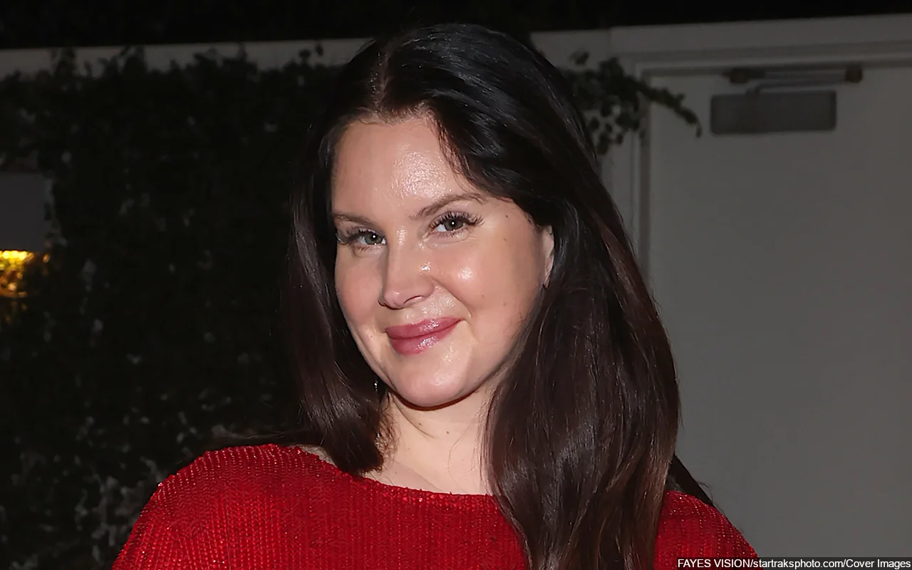 Lana Del Rey Reacts to Viral Photos of Her Working at Waffle House