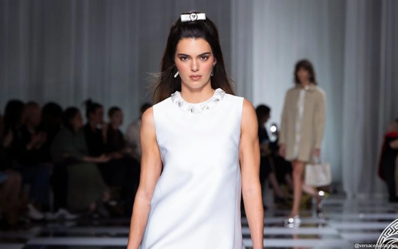 Kendall Jenner Dragged Over Her 'Atrocious' Versace Runway Walk at MFW