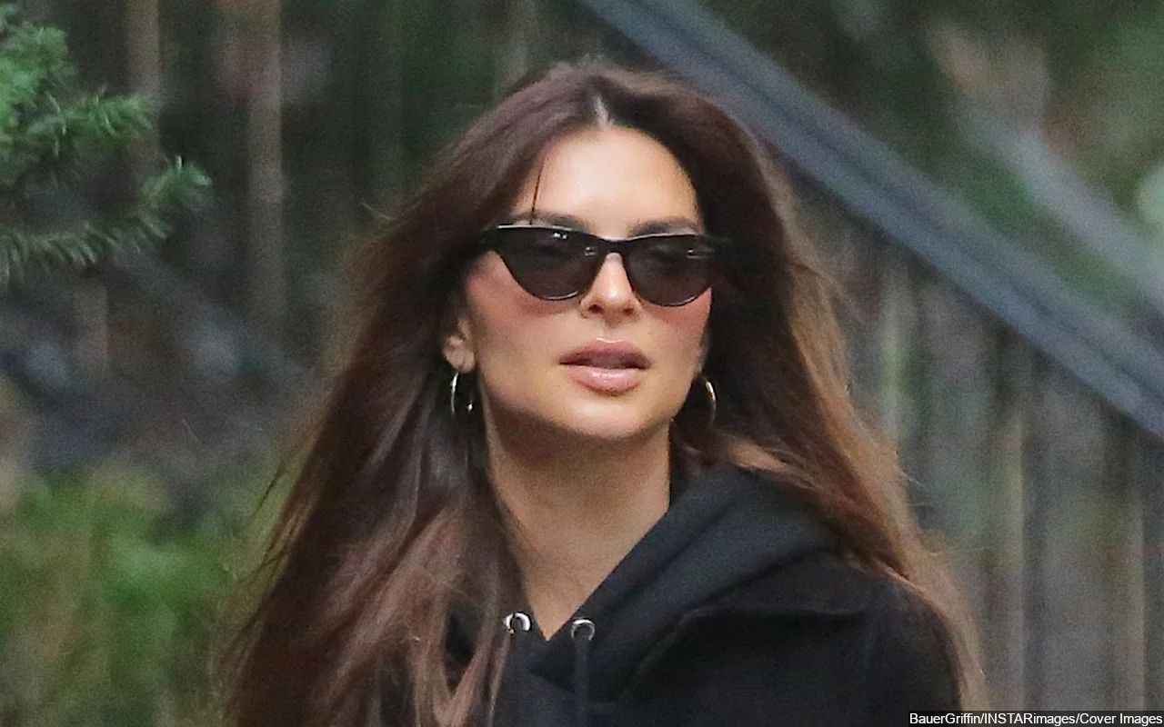 Emily Ratajkowski Responds to Backlash for 'Fake Posing' for Paparazzi
