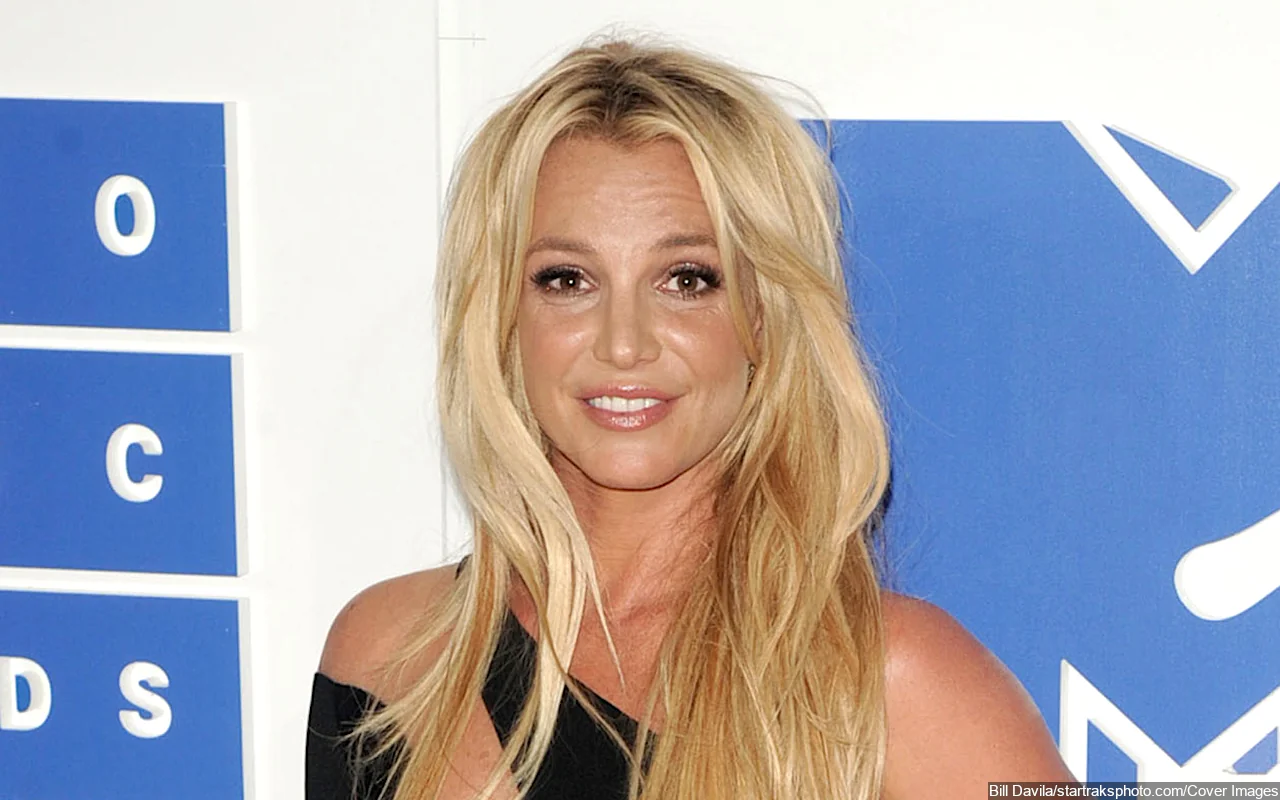 Britney Spears Sports Bandage and Apparent Cut After Dancing With Knives