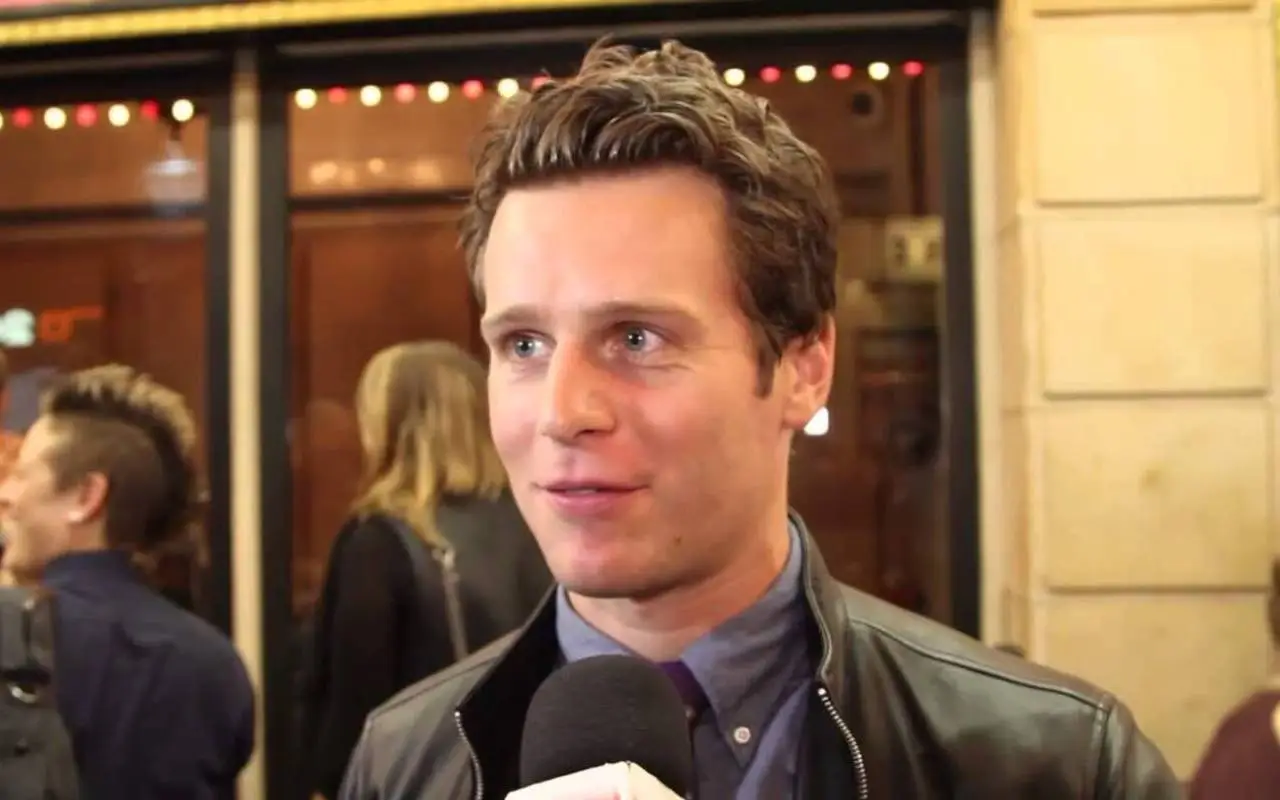 Jonathan Groff Recalls Shaking When Coming Out as Gay to His Family