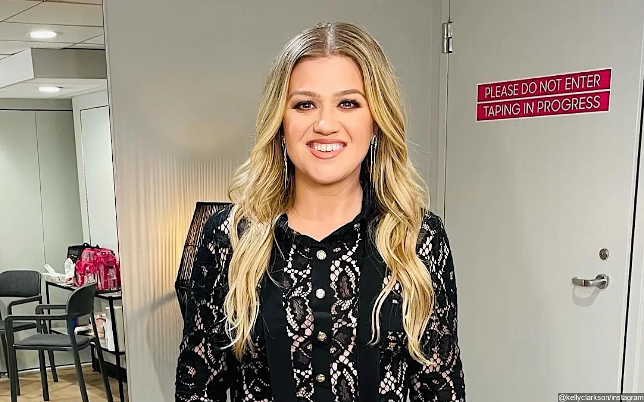 Kelly Clarkson Recalls Embarrassing Wardrobe Malfunction While Filming