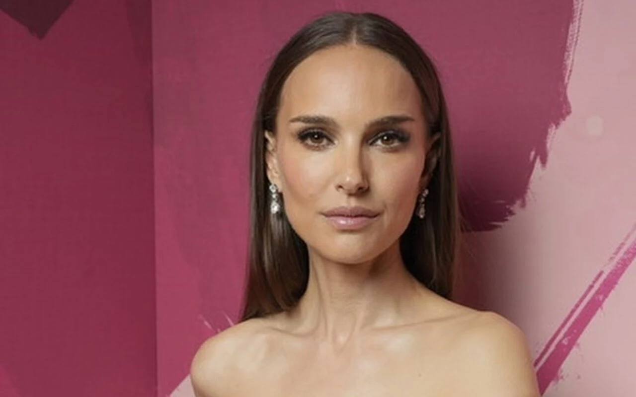 Natalie Portman on Filming Sex Scenes: 'It's Never Comfortable'