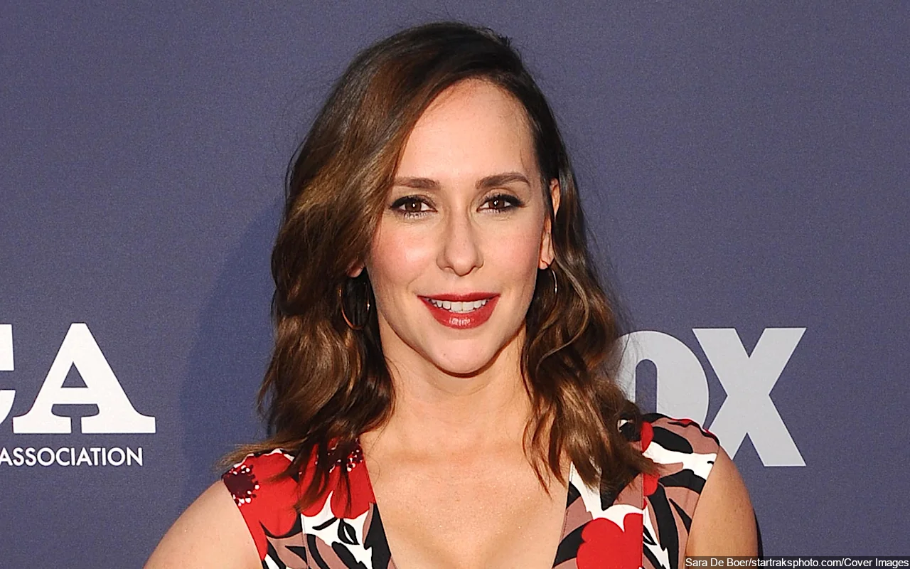 Jennifer Love Hewitt Admits to Feeling 'Insecure' and 'Confused' During Early Career