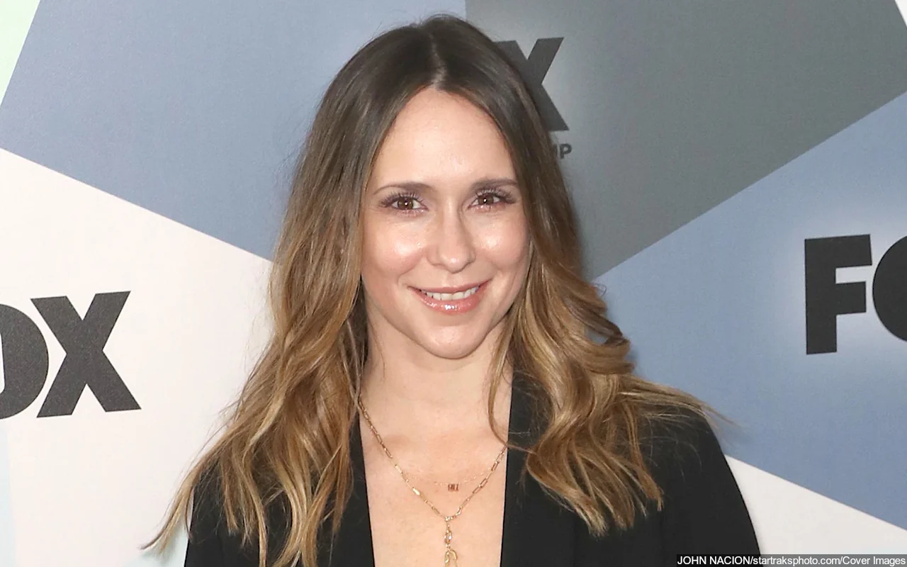 Jennifer Love Hewitt 'Filled With Hope' for 2024 After Going Through 'a Lot No One Knew About'