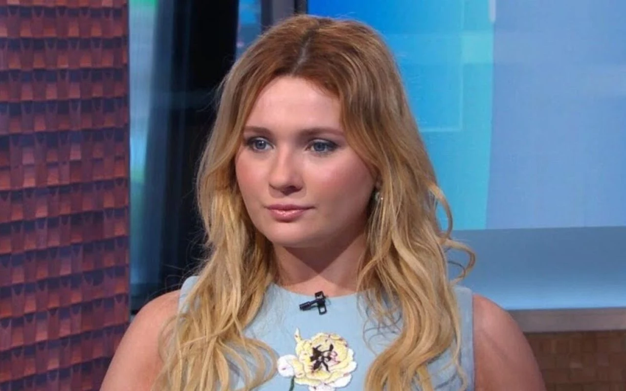 Abigail Breslin Got Violent Threats Over Breakup Song About 5 Seconds of Summer's Frontman