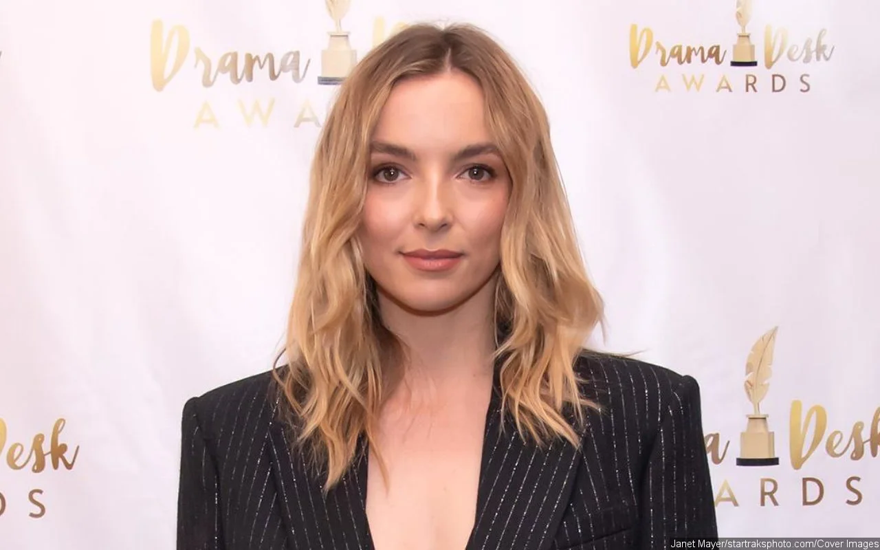 Jodie Comer Just Leaves Her Awards Sitting on the Floor