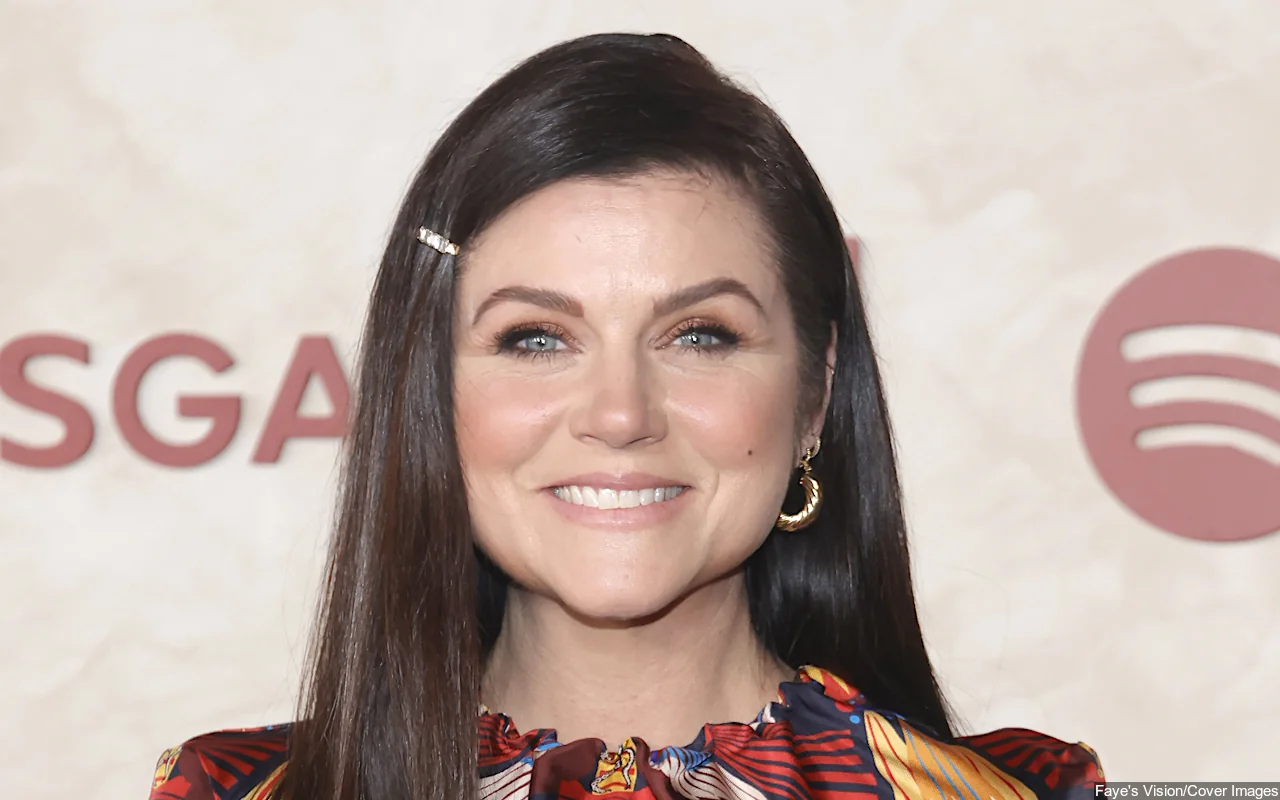 Tiffani Thiessen Covers Age-Defying Figure With Bedsheet in New Photo ...